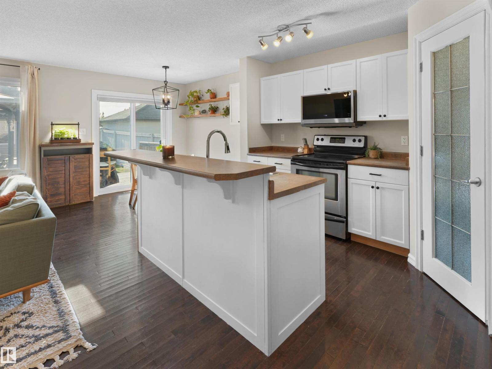 1175 36 Av Nw Property Photo 8