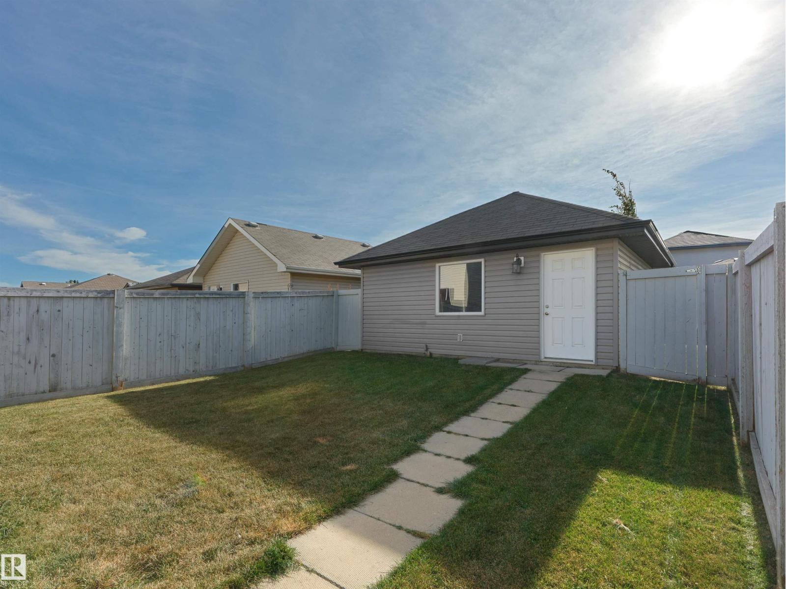 1175 36 Av Nw Property Photo 32