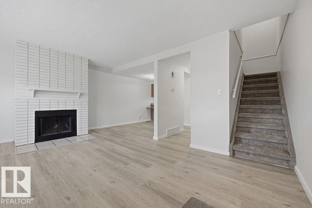 10473 24 Av Nw Property Photo 2
