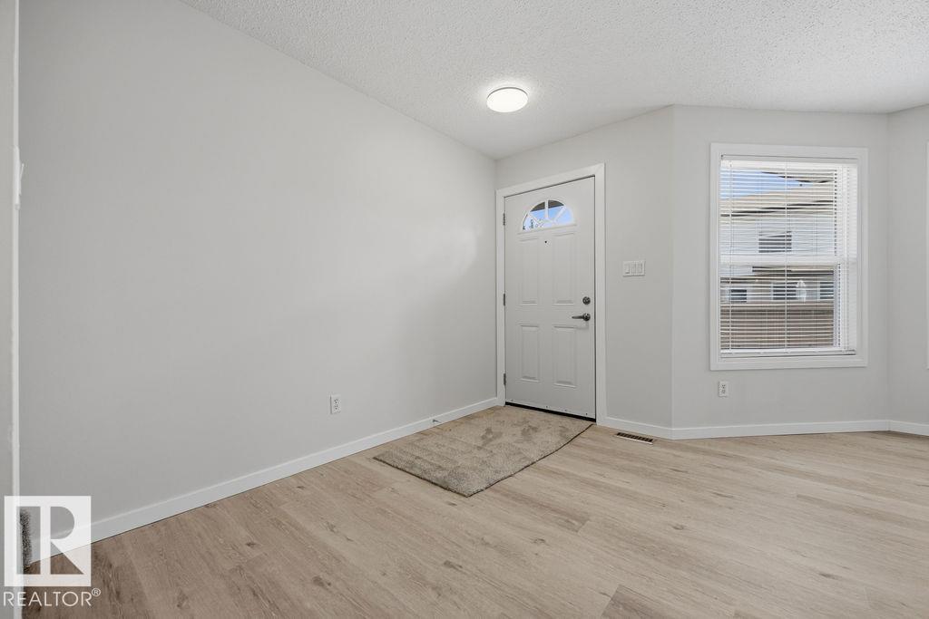 10473 24 Av Nw Property Photo 3