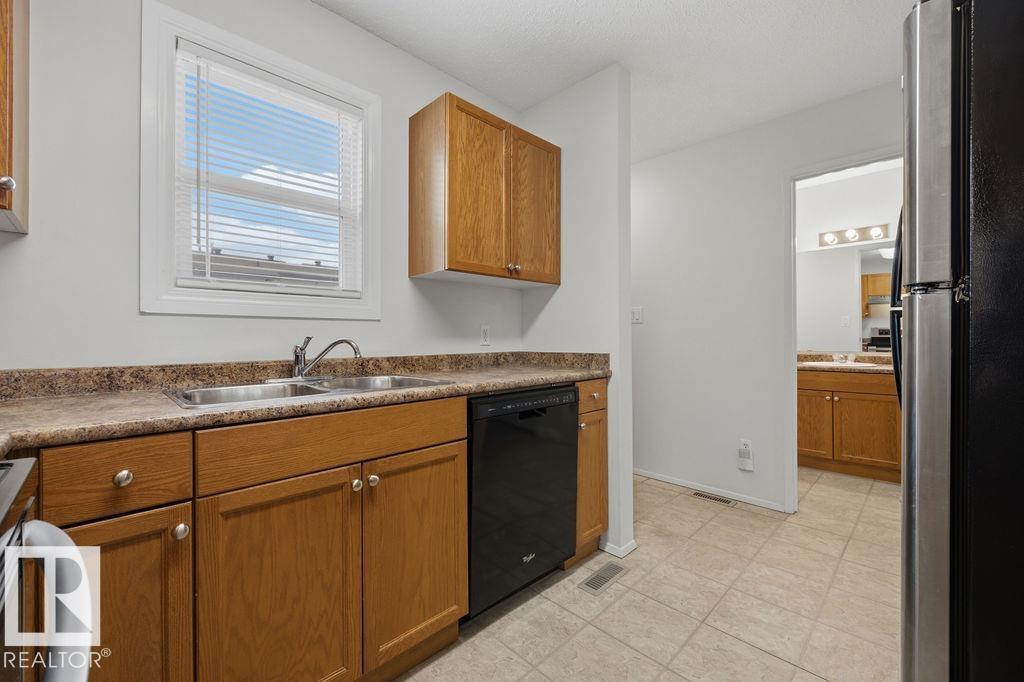 10473 24 Av Nw Property Photo 14