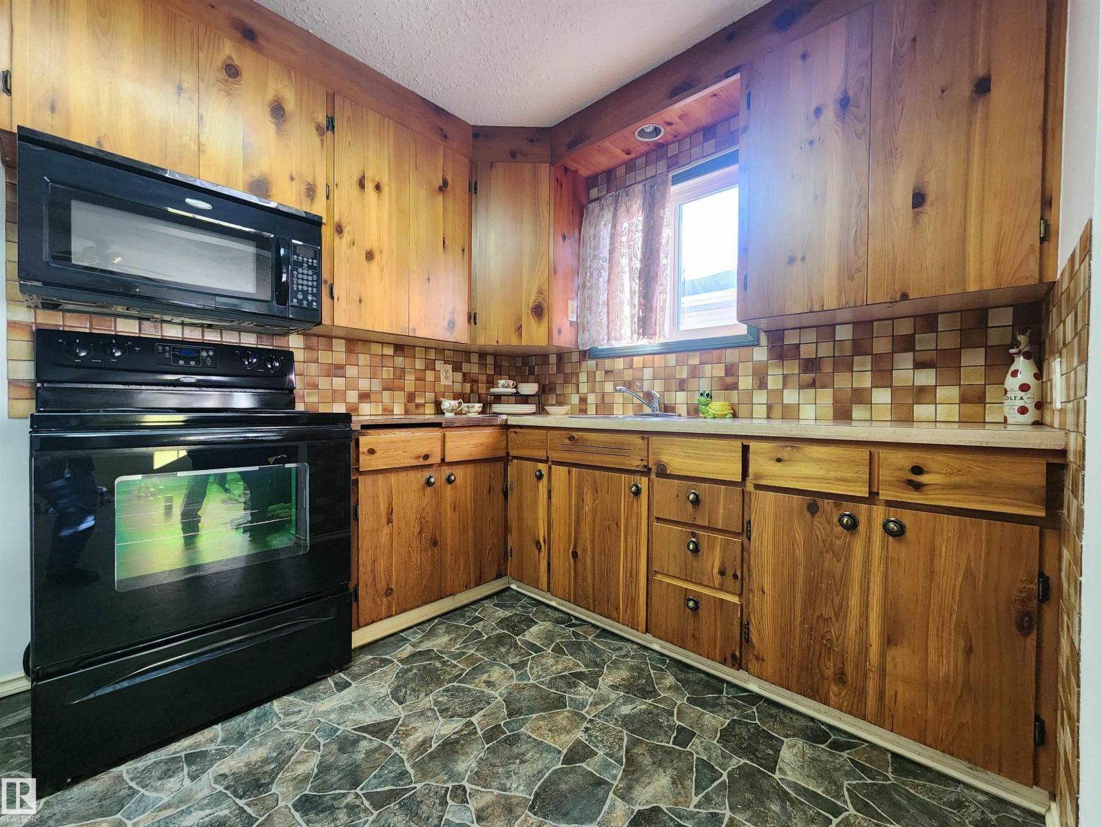 4606 53 Av Property Photo 3