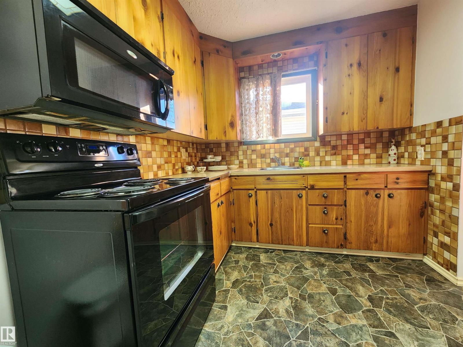 4606 53 Av Property Photo 4