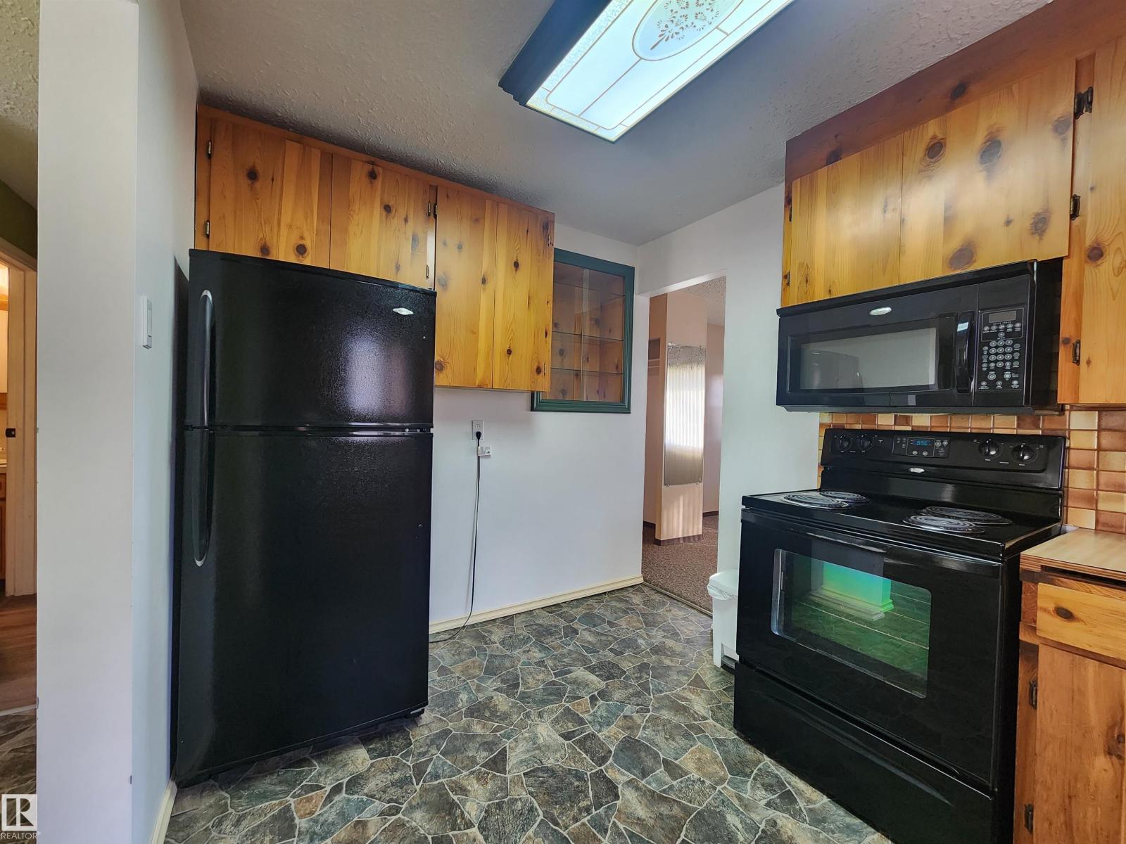 4606 53 Av Property Photo 5
