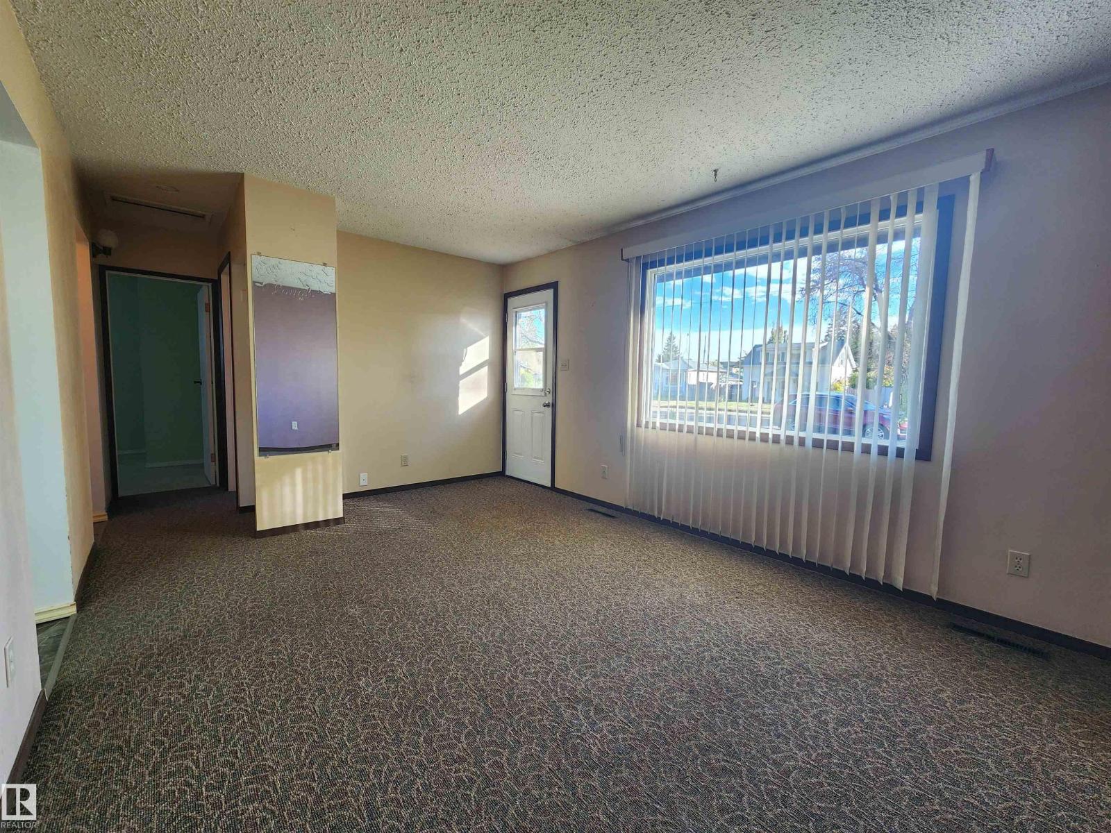 4606 53 Av Property Photo 6