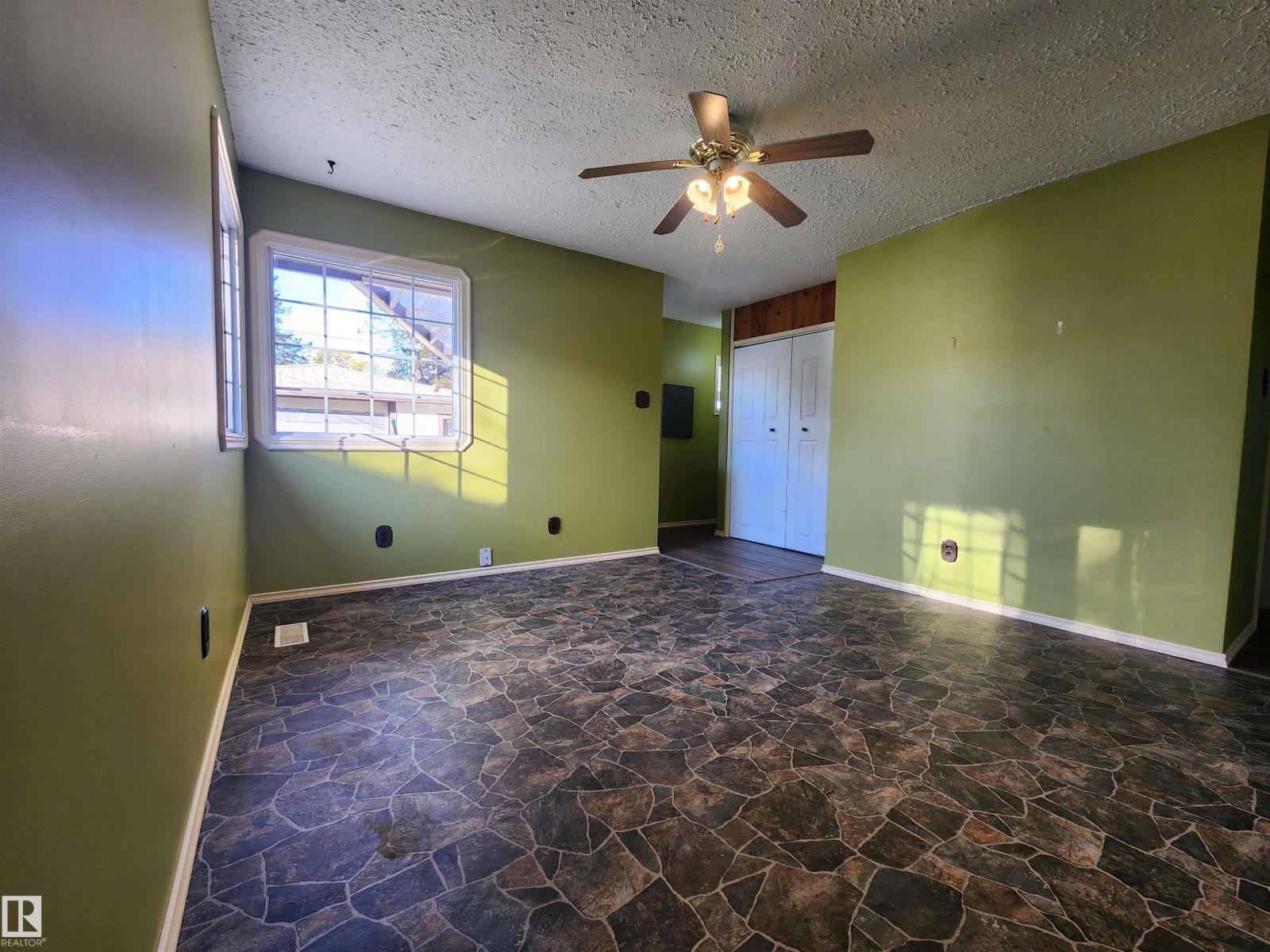 4606 53 Av Property Photo 8