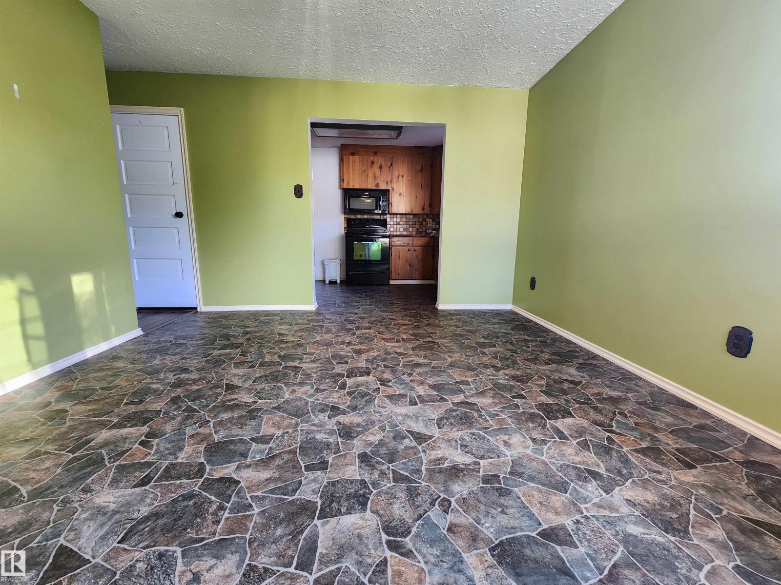 4606 53 Av Property Photo 10