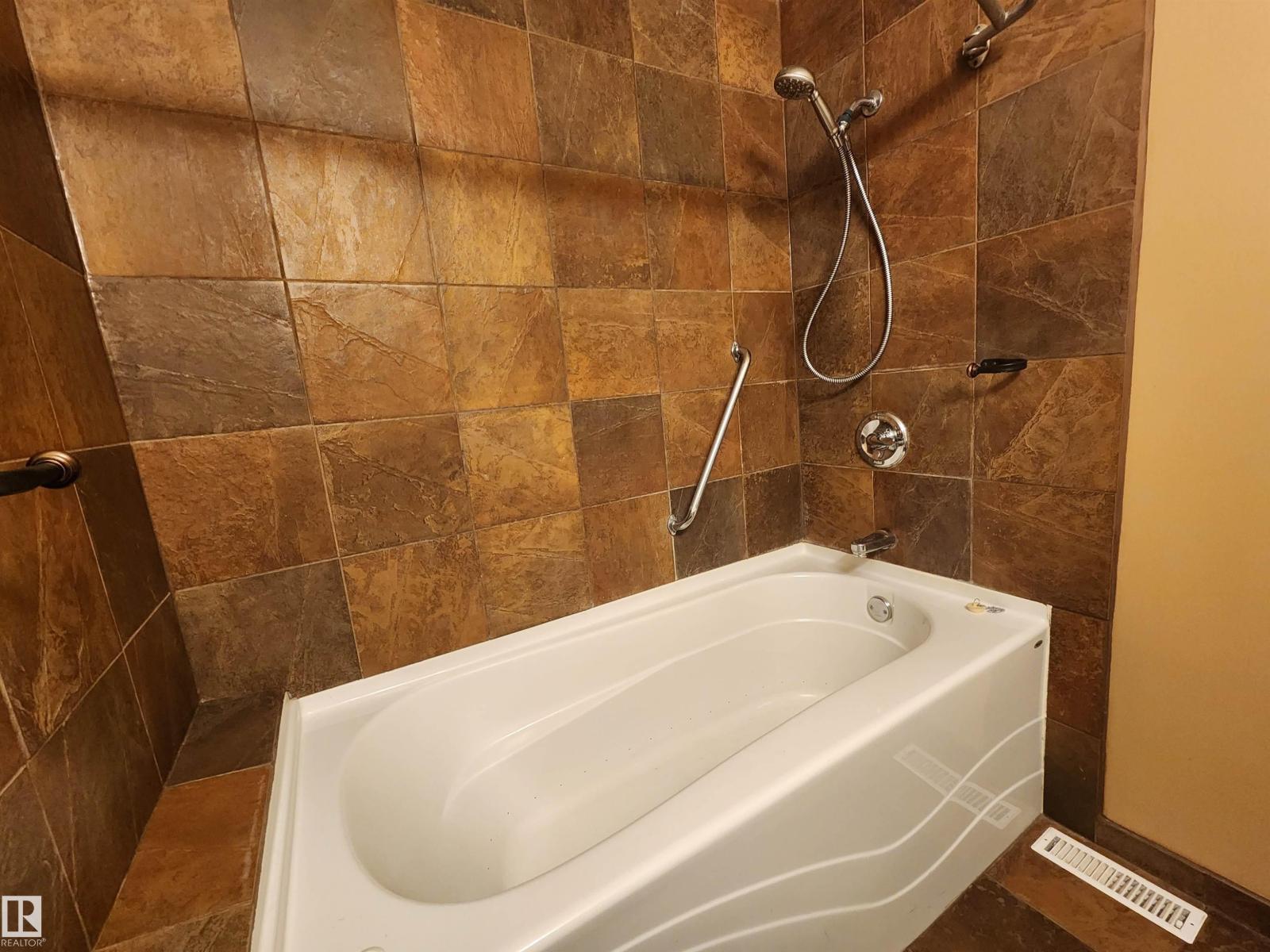 4606 53 Av Property Photo 15
