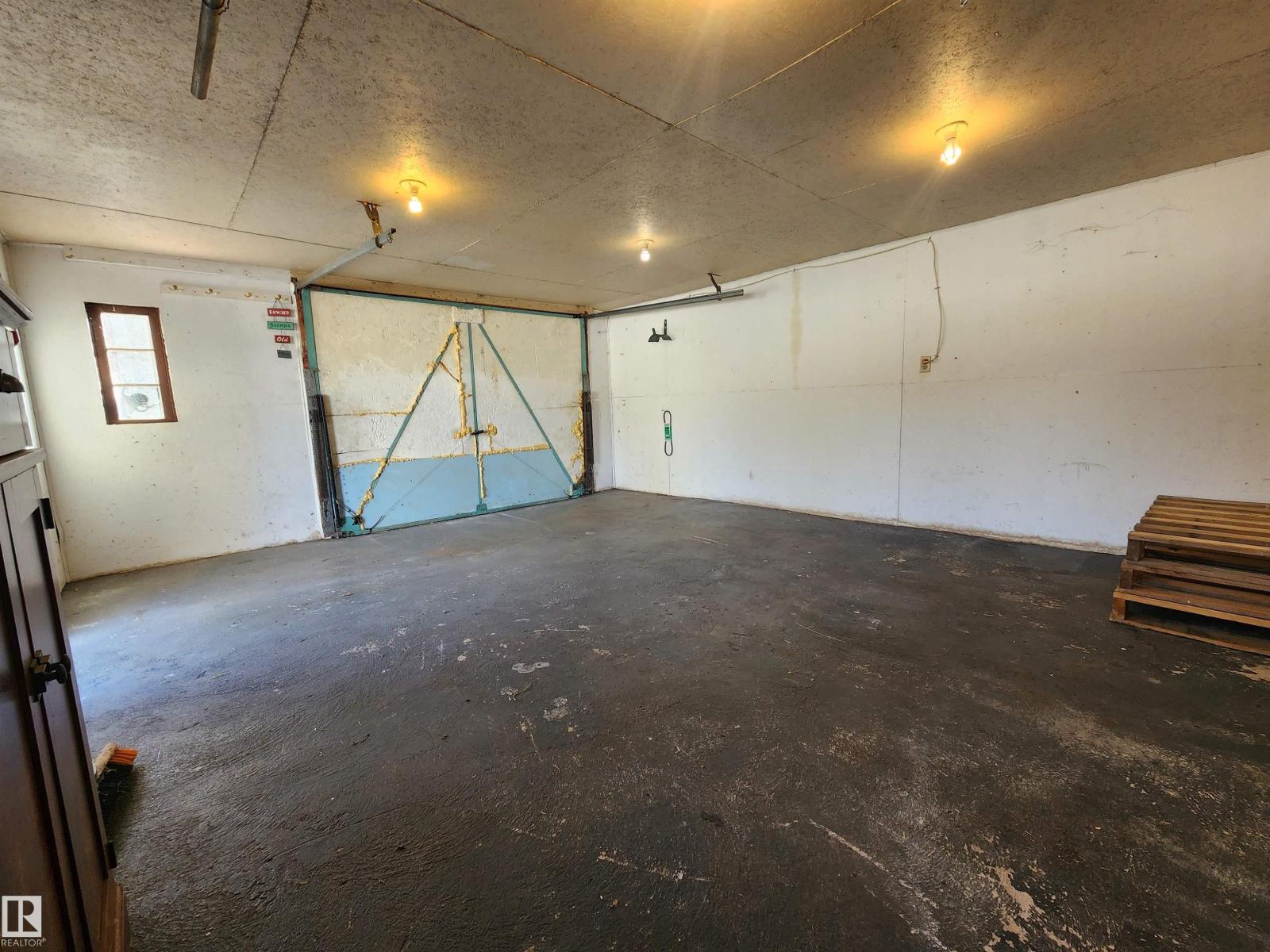 4606 53 Av Property Photo 24