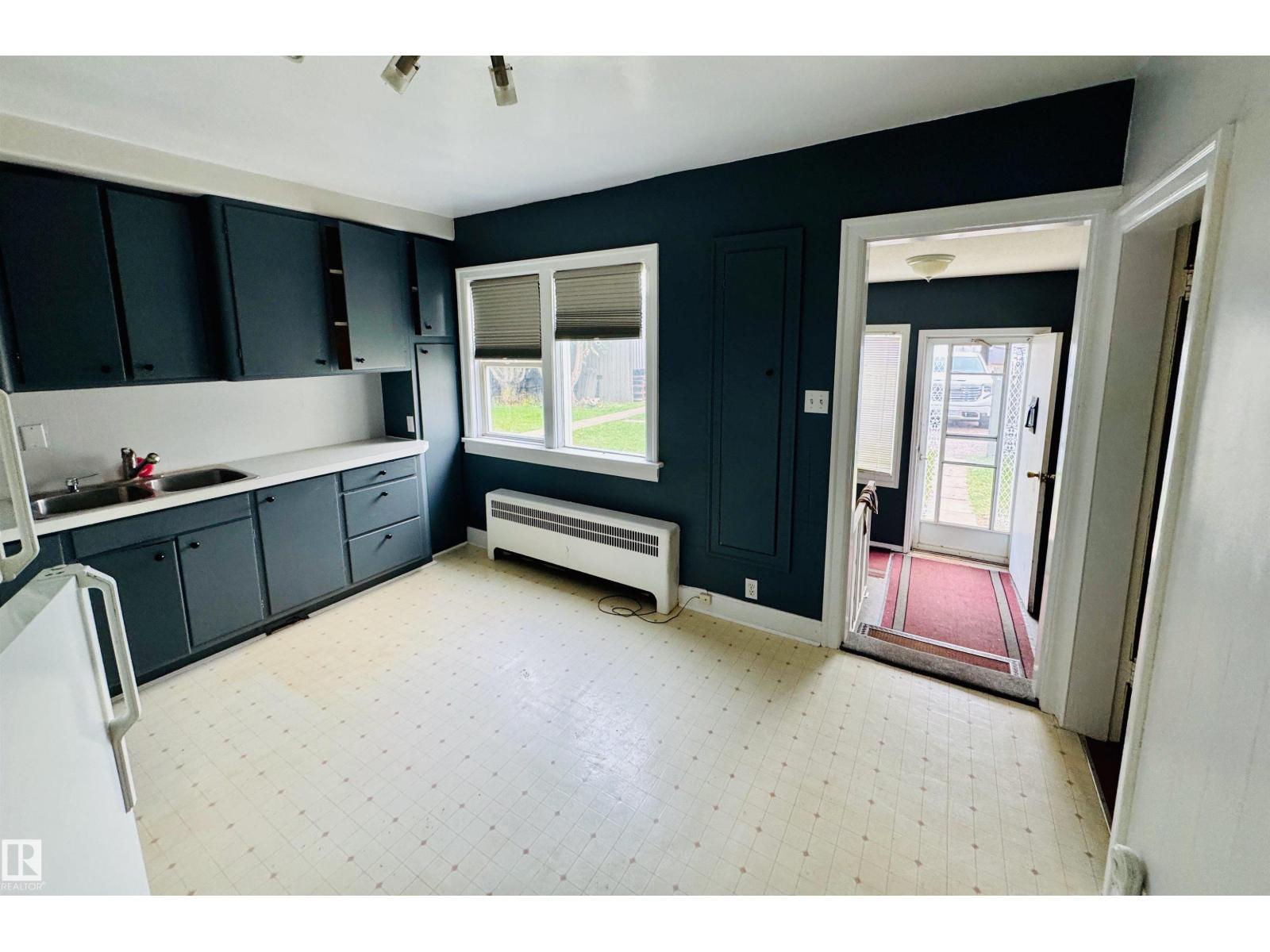 4829 51 Av Property Photo 3