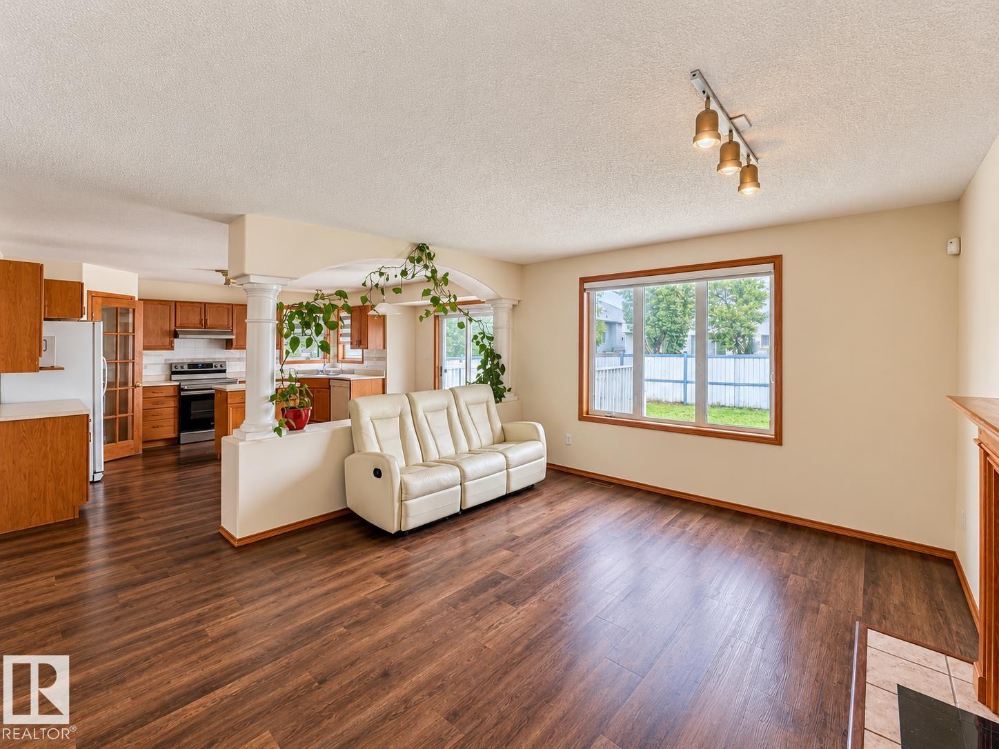 2331 37b Av Nw Property Photo 4