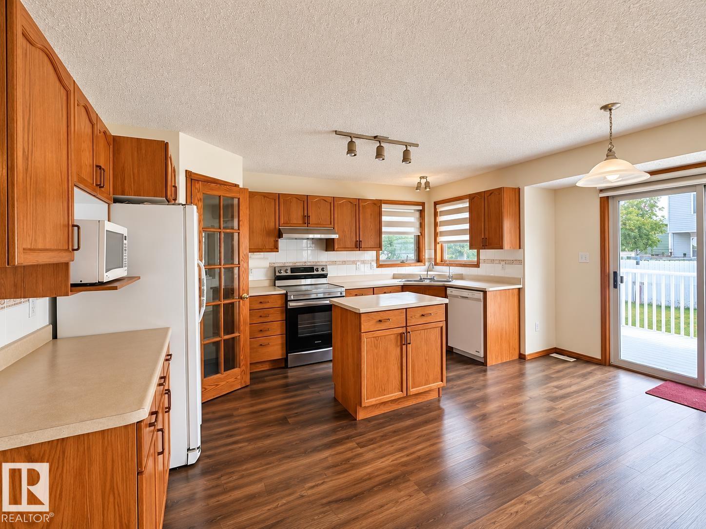2331 37b Av Nw Property Photo 5
