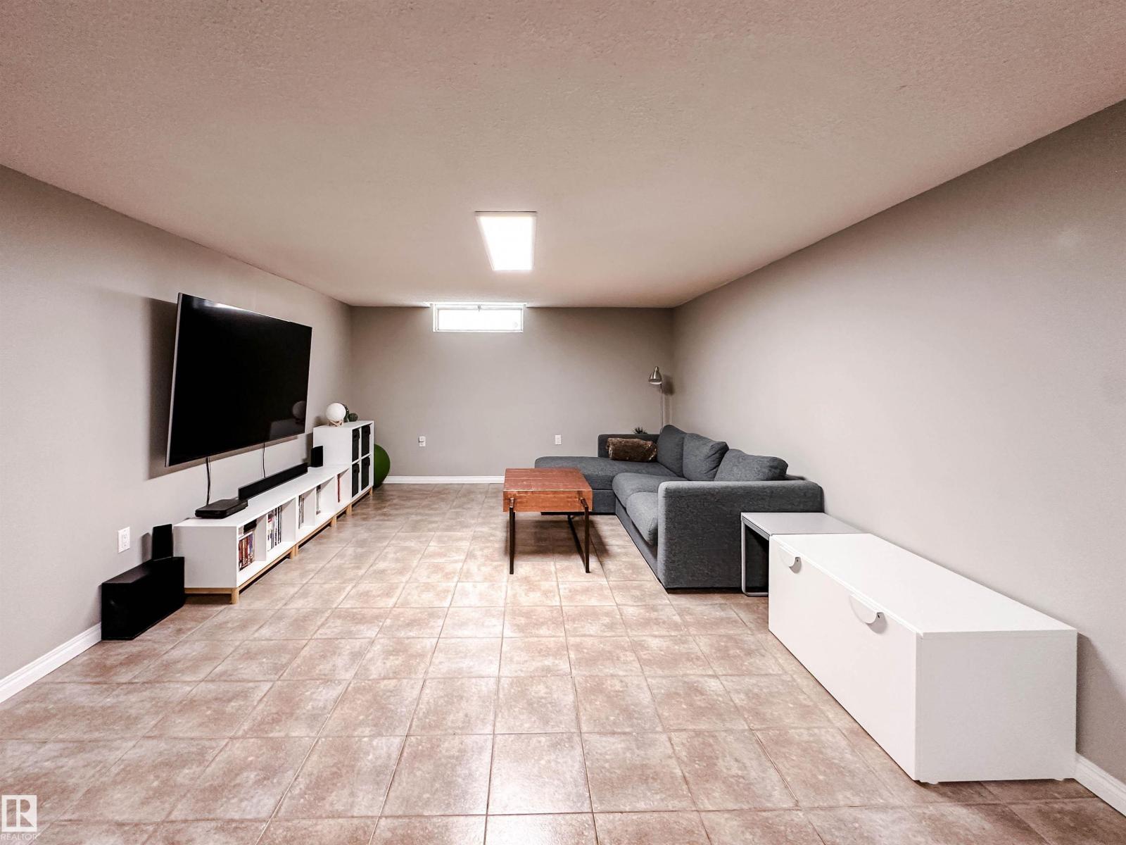 15256 86 Av Nw Property Photo 44
