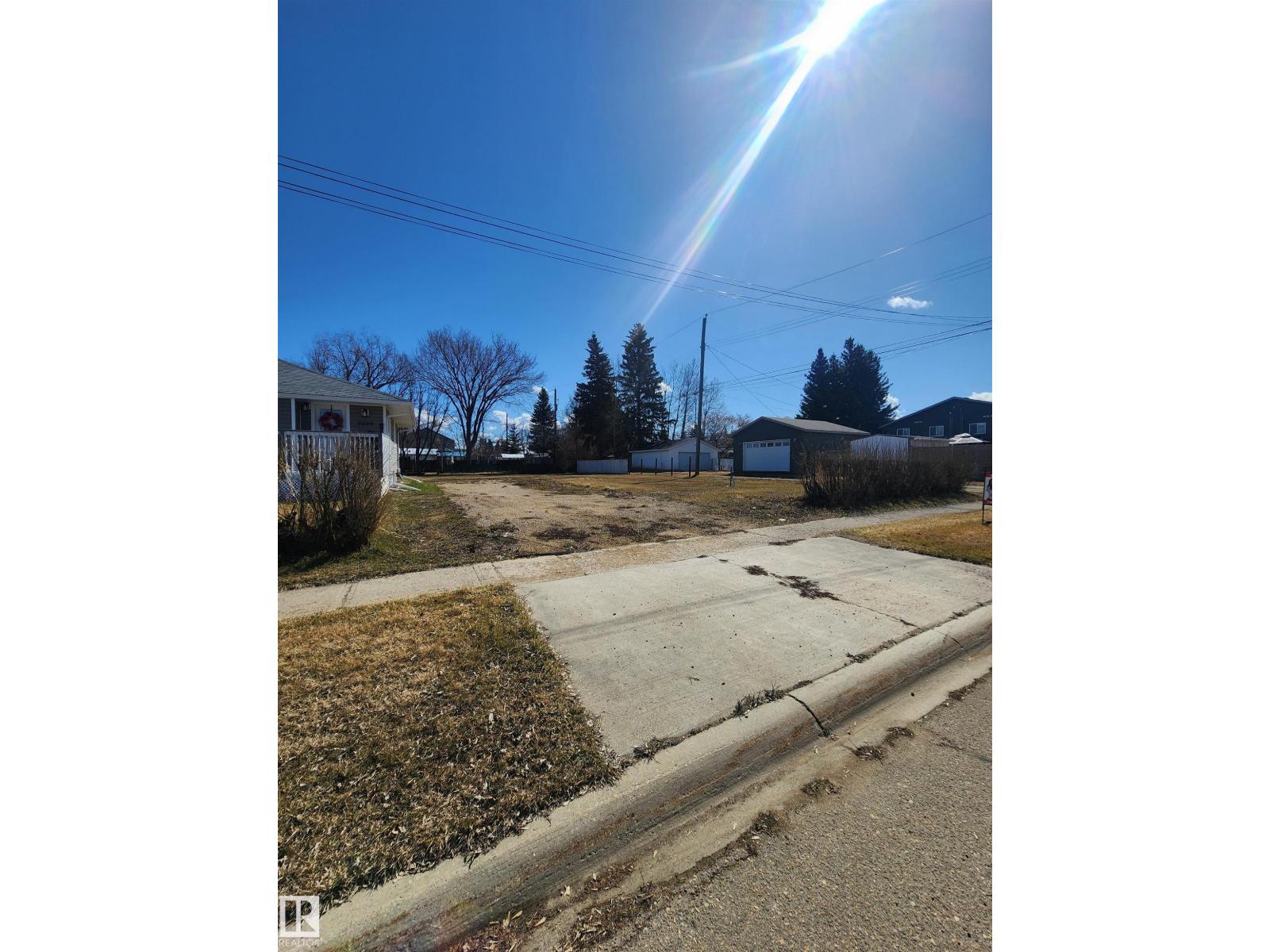 5007 58 St Property Photo 2