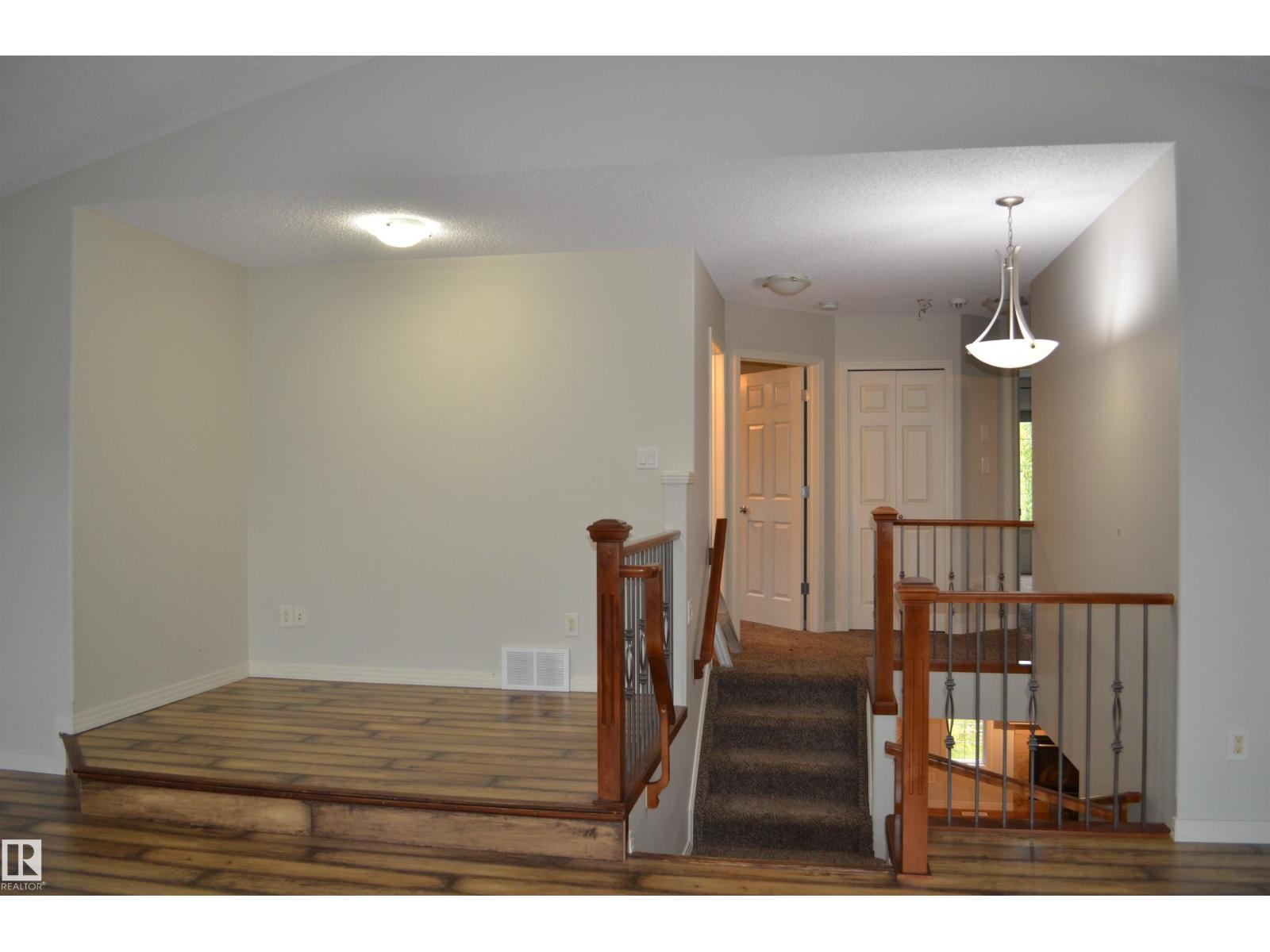 20032 46 Av Nw Property Photo 17