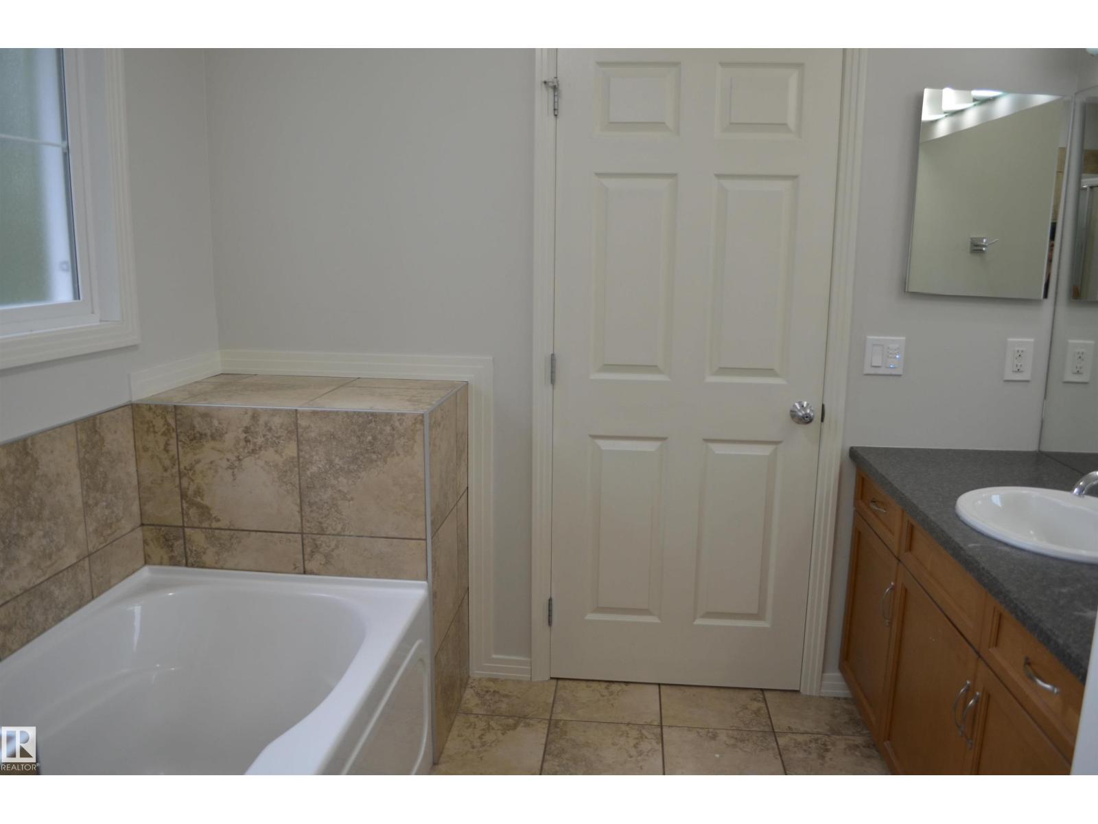 20032 46 Av Nw Property Photo 23