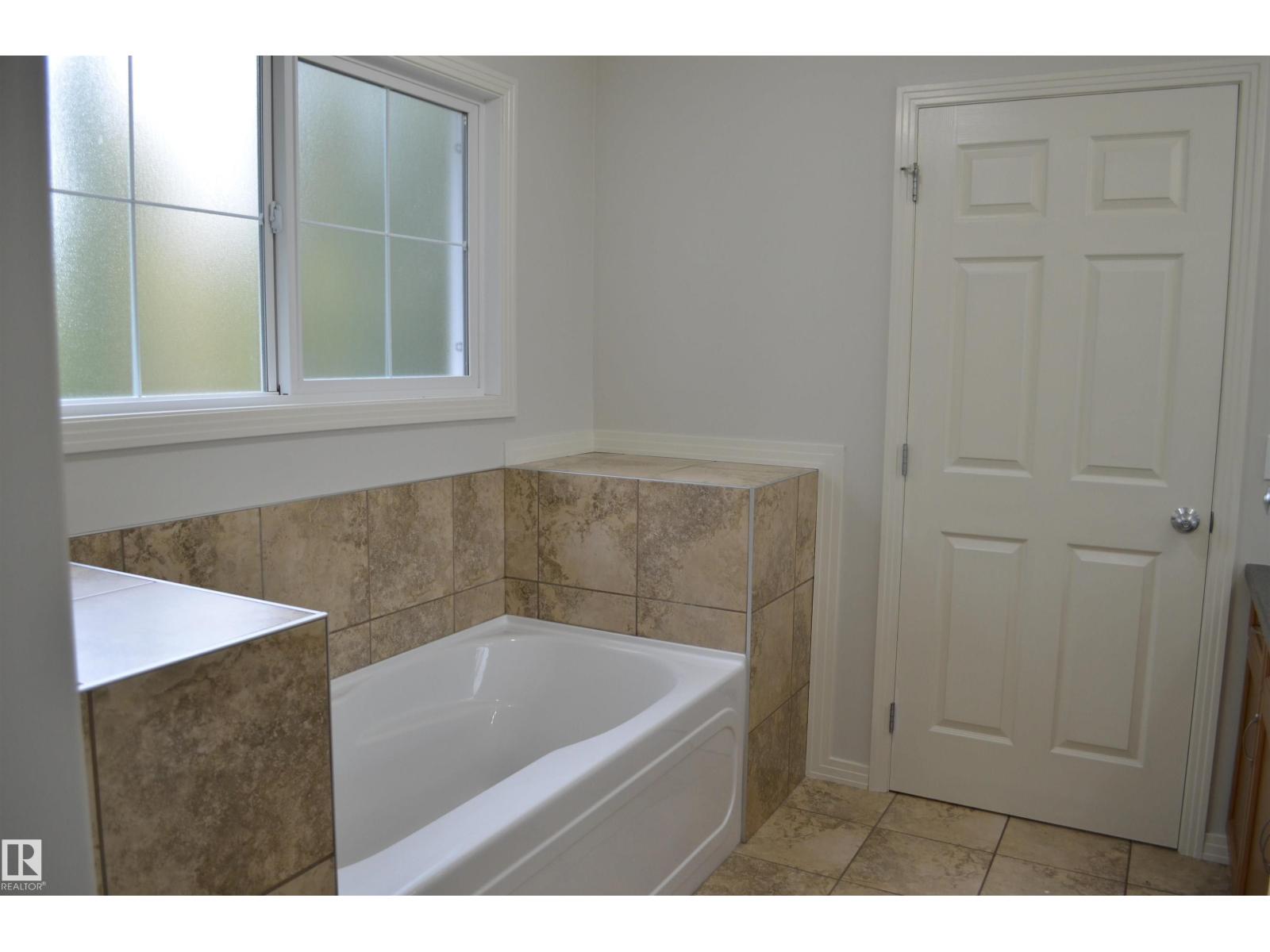 20032 46 Av Nw Property Photo 25