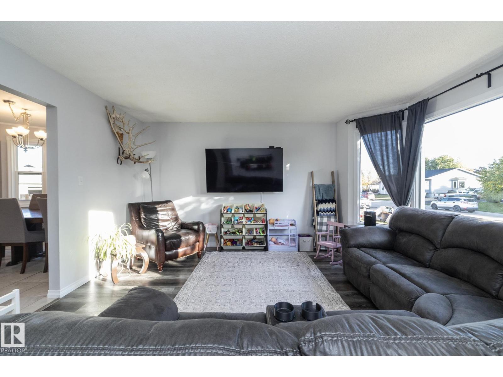 5026 52 St Property Photo 2