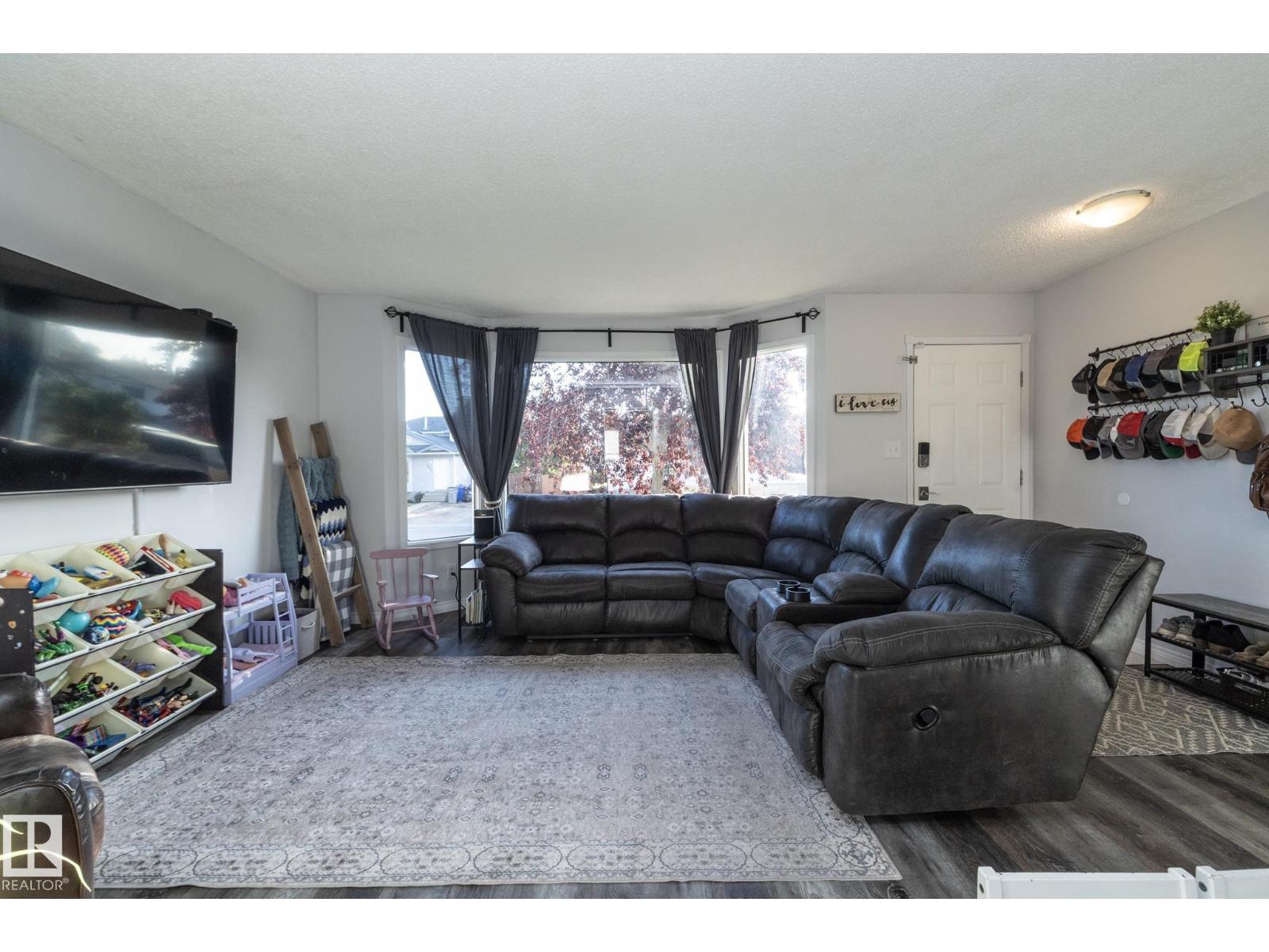 5026 52 St Property Photo 3