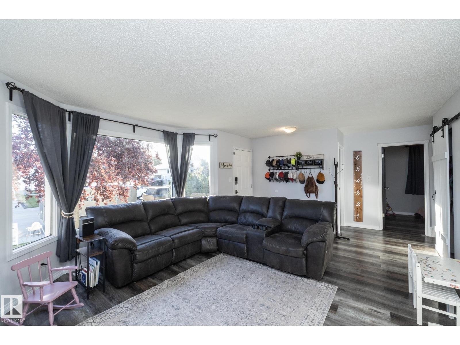 5026 52 St Property Photo 4