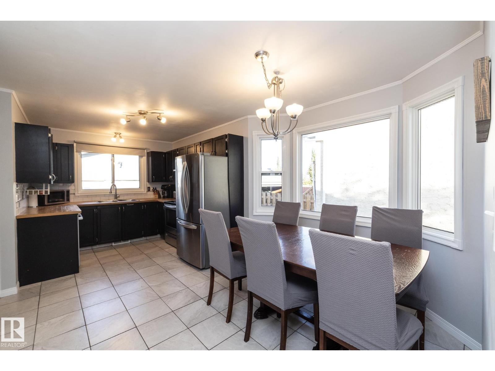 5026 52 St Property Photo 5