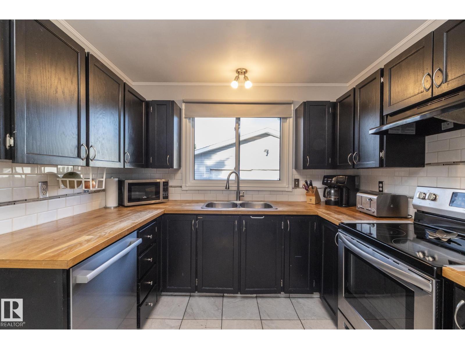5026 52 St Property Photo 7