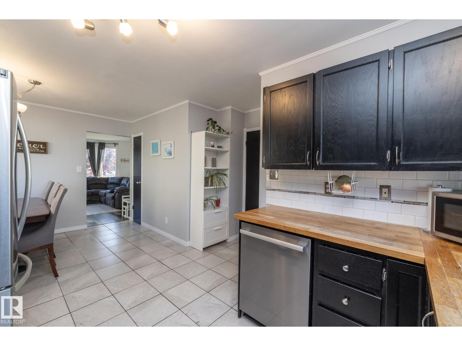 5026 52 St Property Photo 8