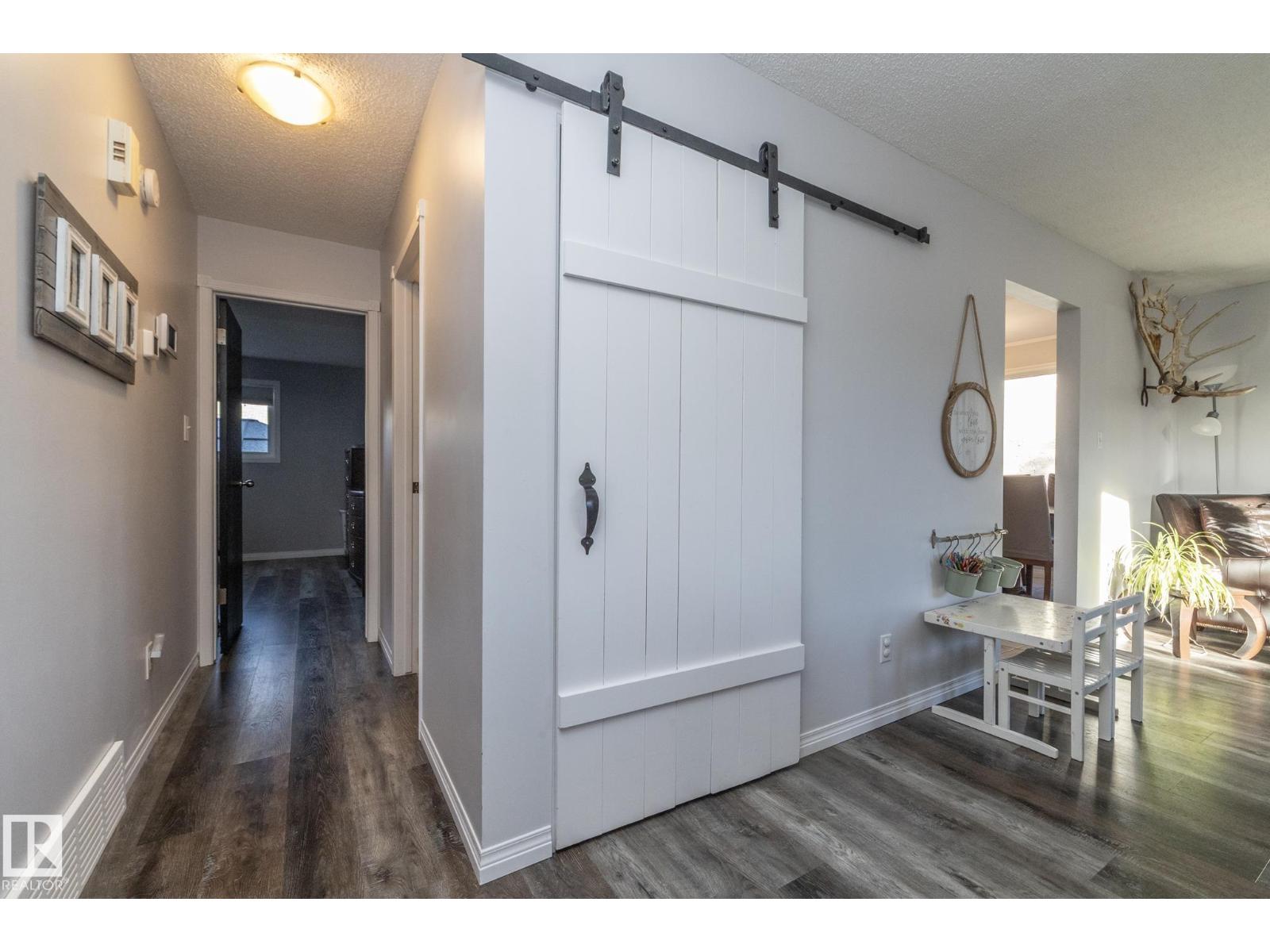 5026 52 St Property Photo 9