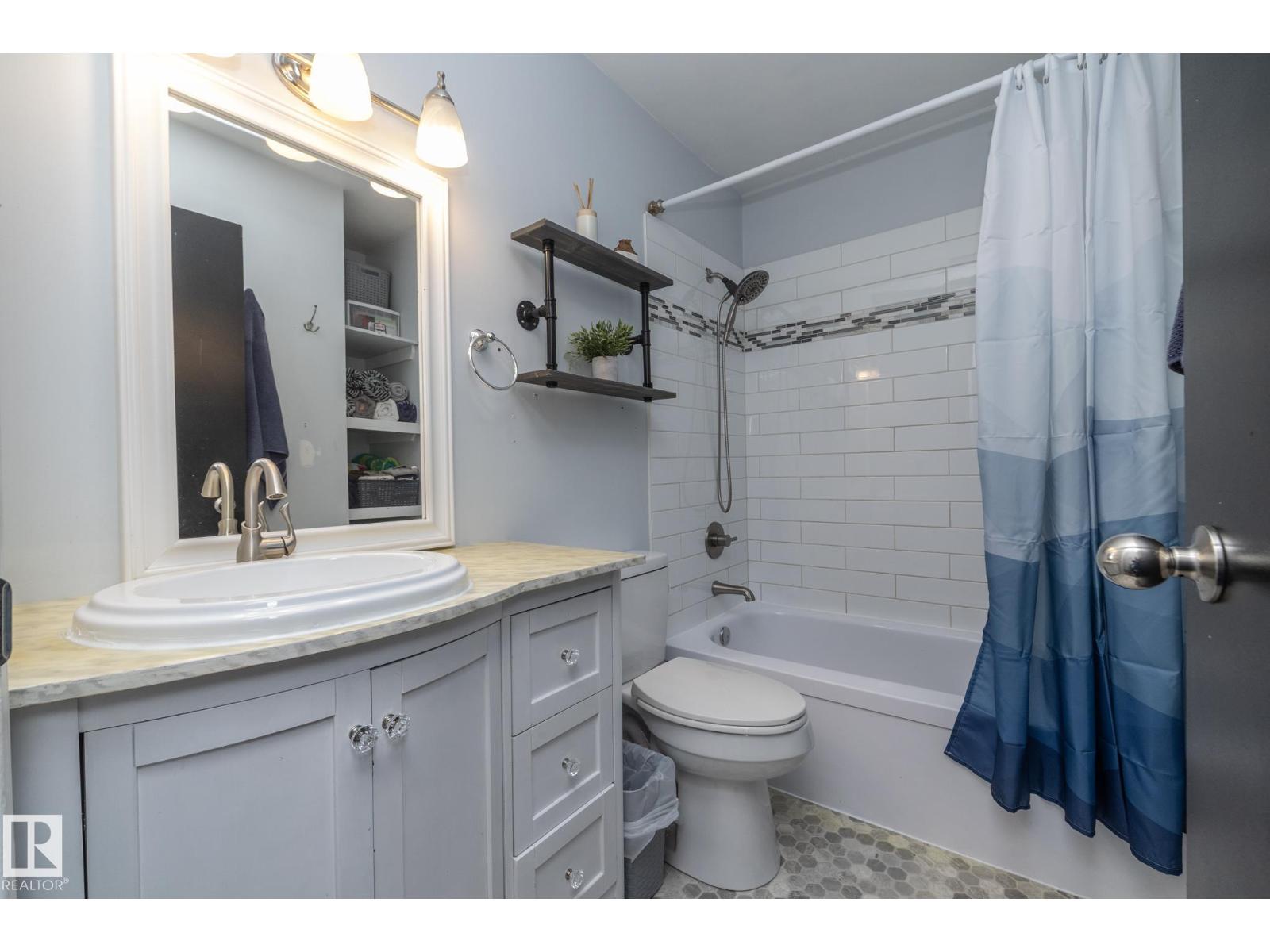 5026 52 St Property Photo 10