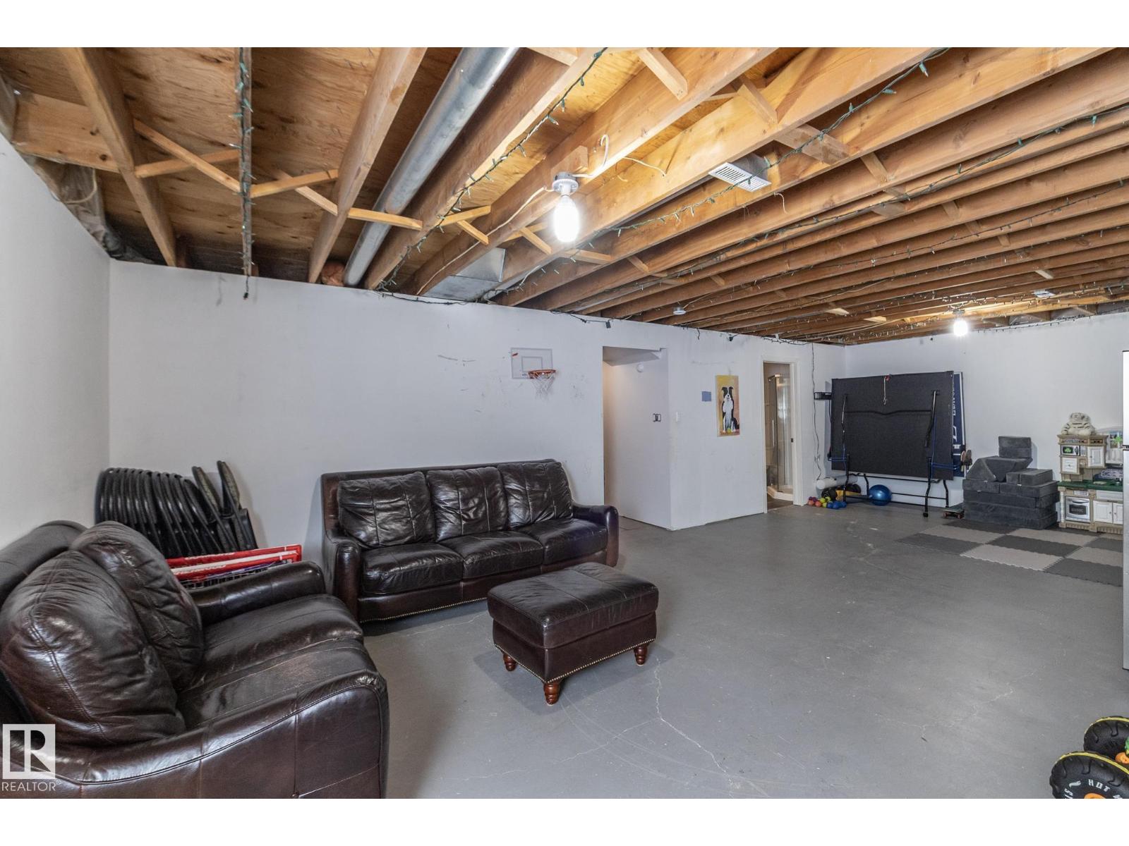 5026 52 St Property Photo 16