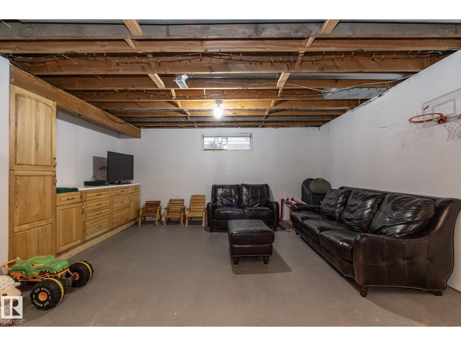 5026 52 St Property Photo 17