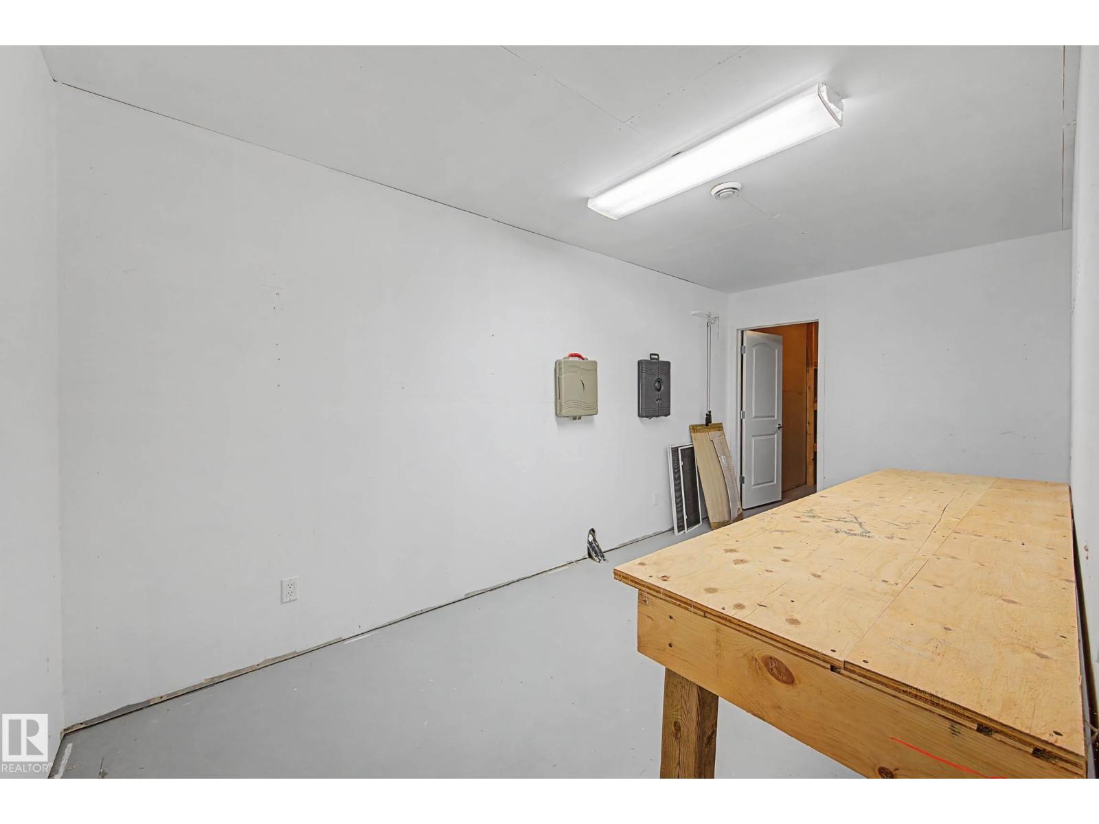#6 2031 Brennan Cr Nw Property Photo 37