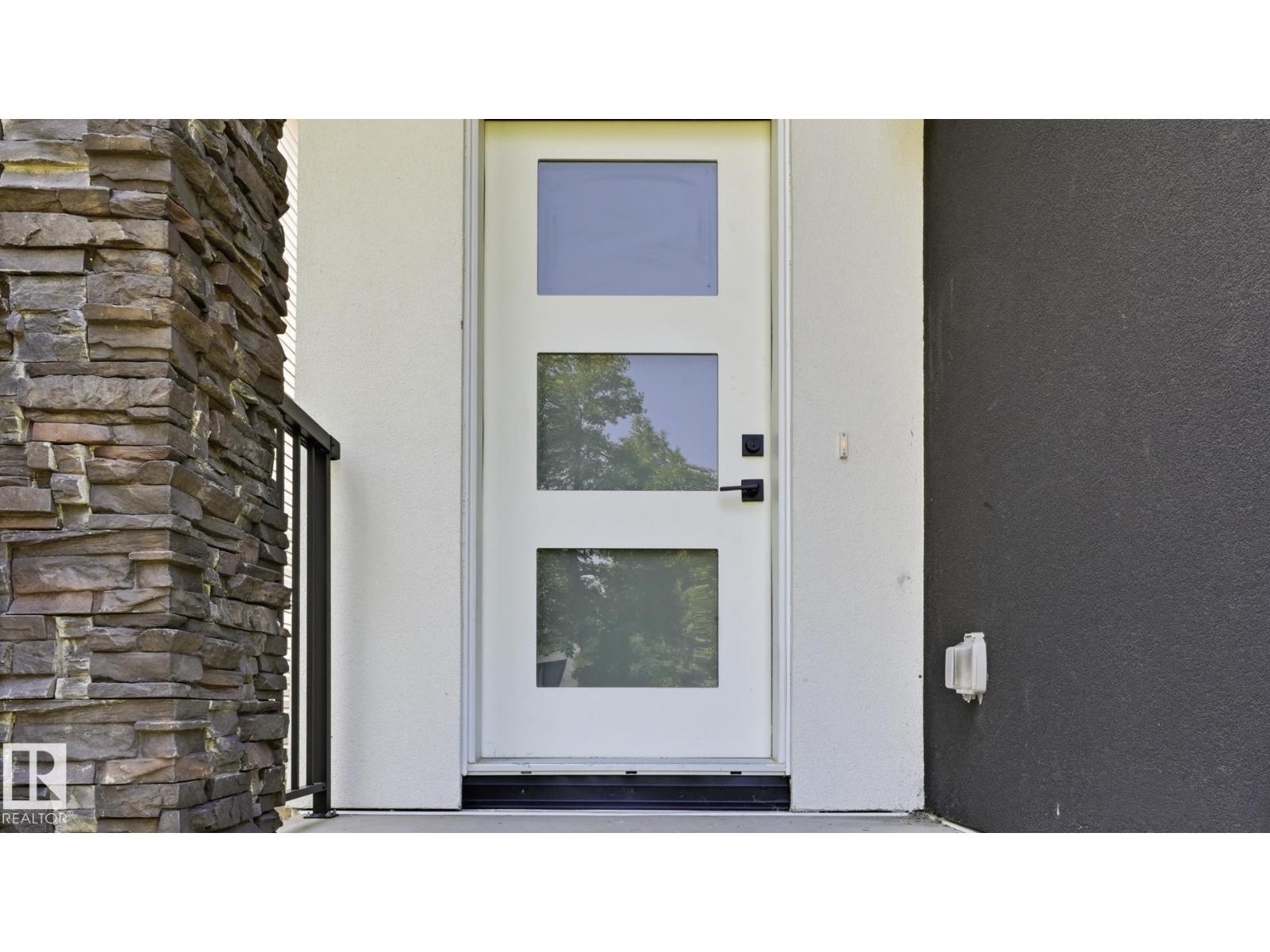 11036 128 St Nw Property Photo 2