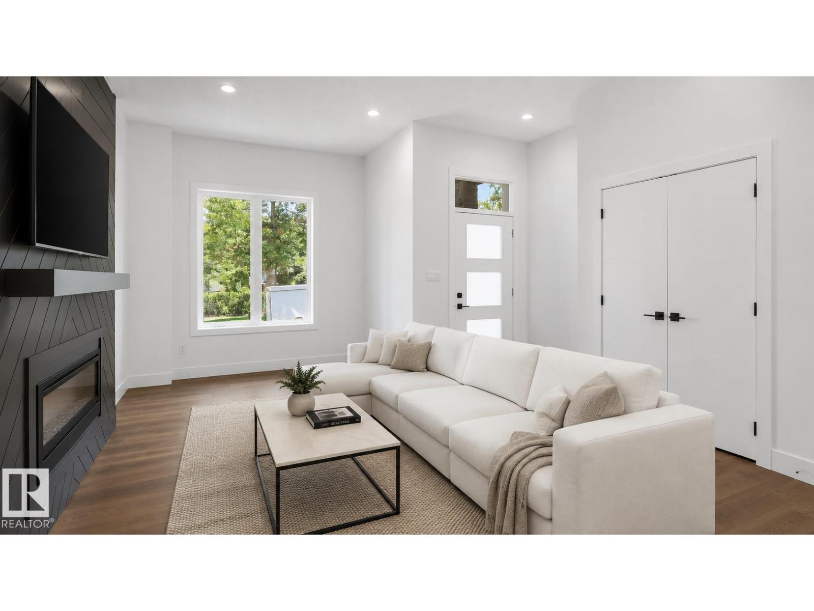 11036 128 St Nw Property Photo 4