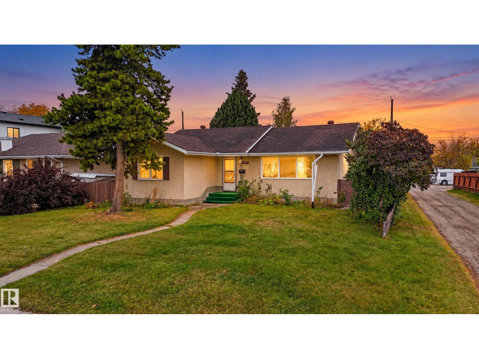 5504 105 Av Nw Property Photo 1