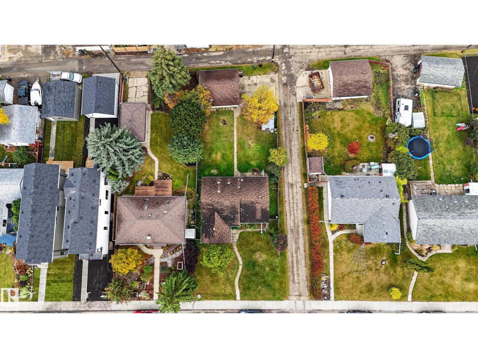 5504 105 Av Nw Property Photo 3