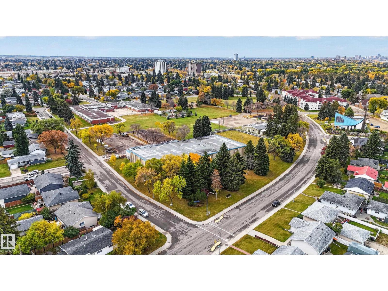 5504 105 Av Nw Property Photo 8