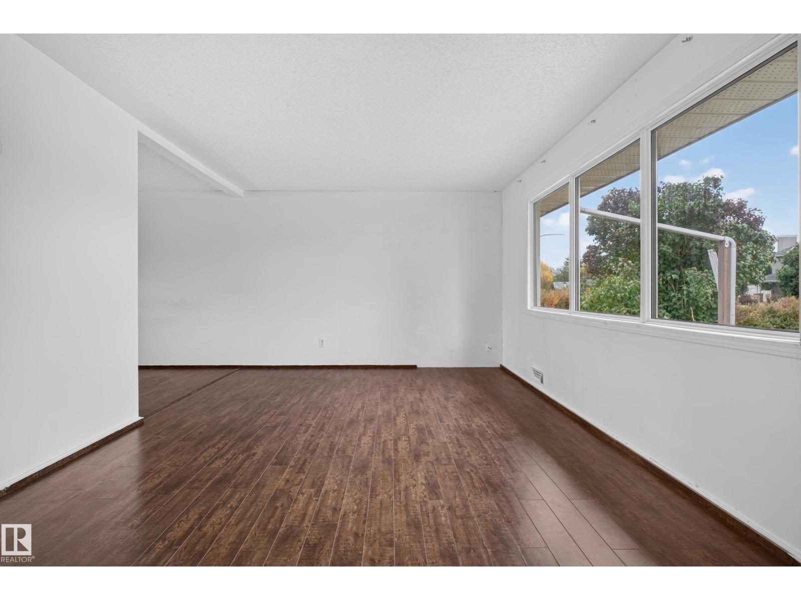 5504 105 Av Nw Property Photo 16