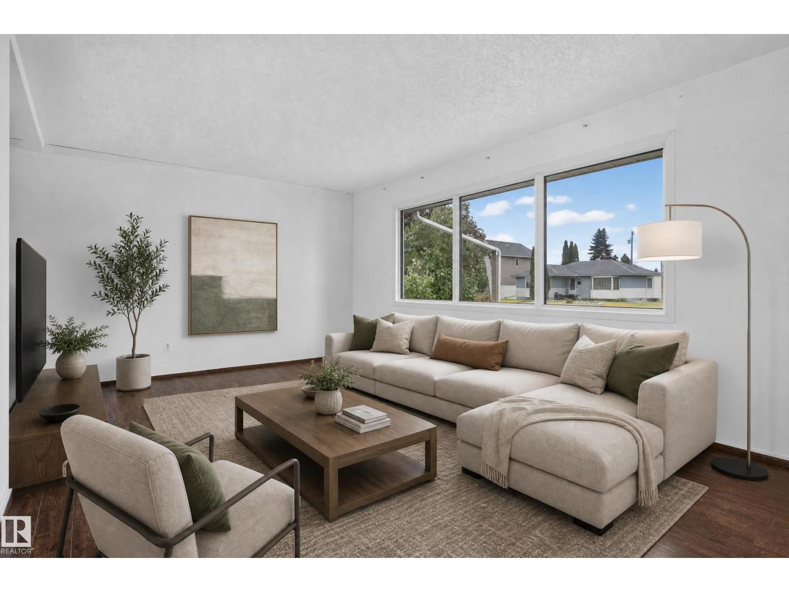 5504 105 Av Nw Property Photo 17