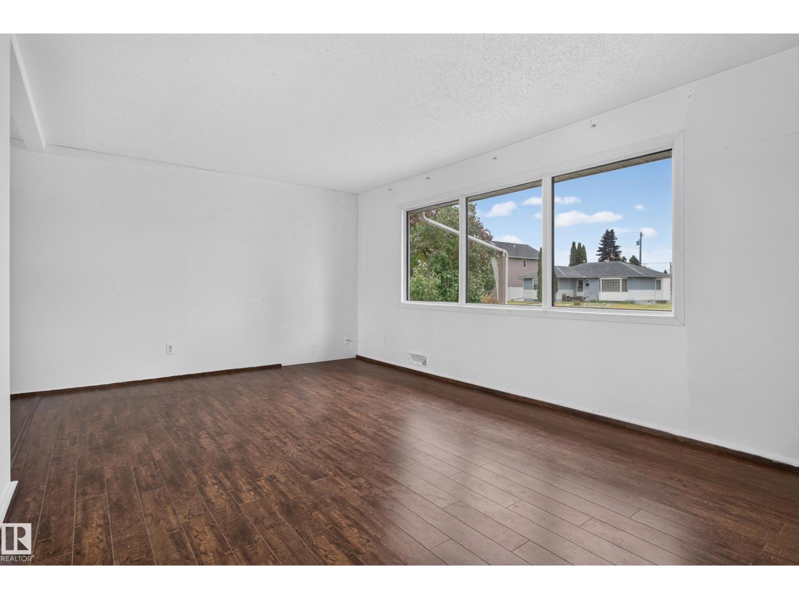 5504 105 Av Nw Property Photo 18