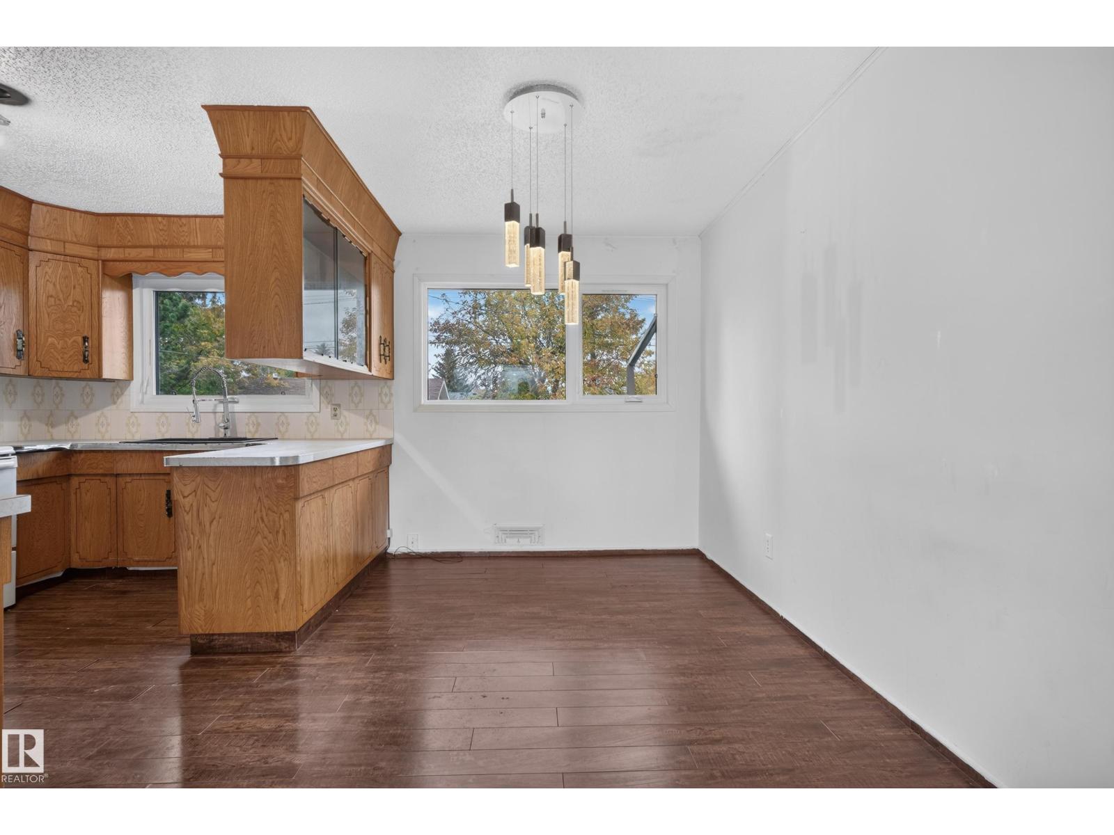 5504 105 Av Nw Property Photo 21