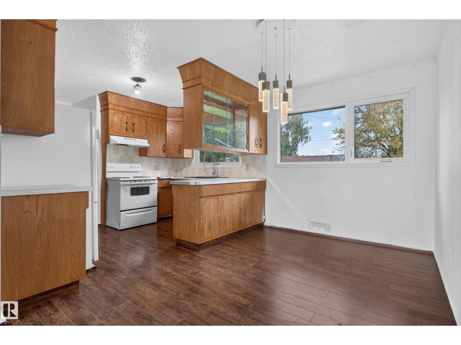 5504 105 Av Nw Property Photo 22