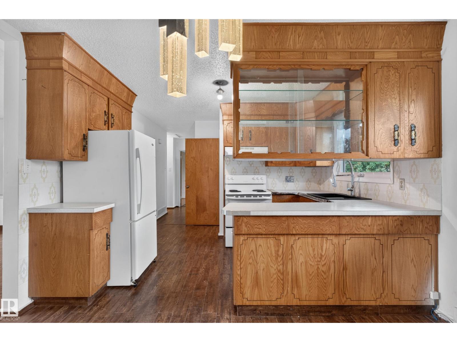 5504 105 Av Nw Property Photo 24