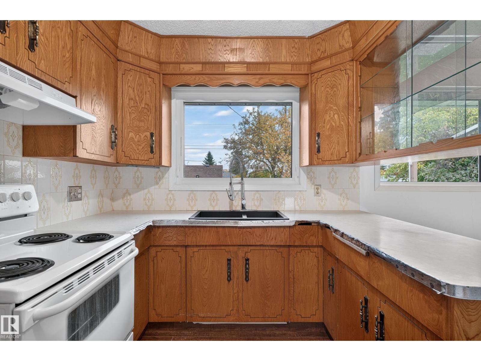 5504 105 Av Nw Property Photo 25