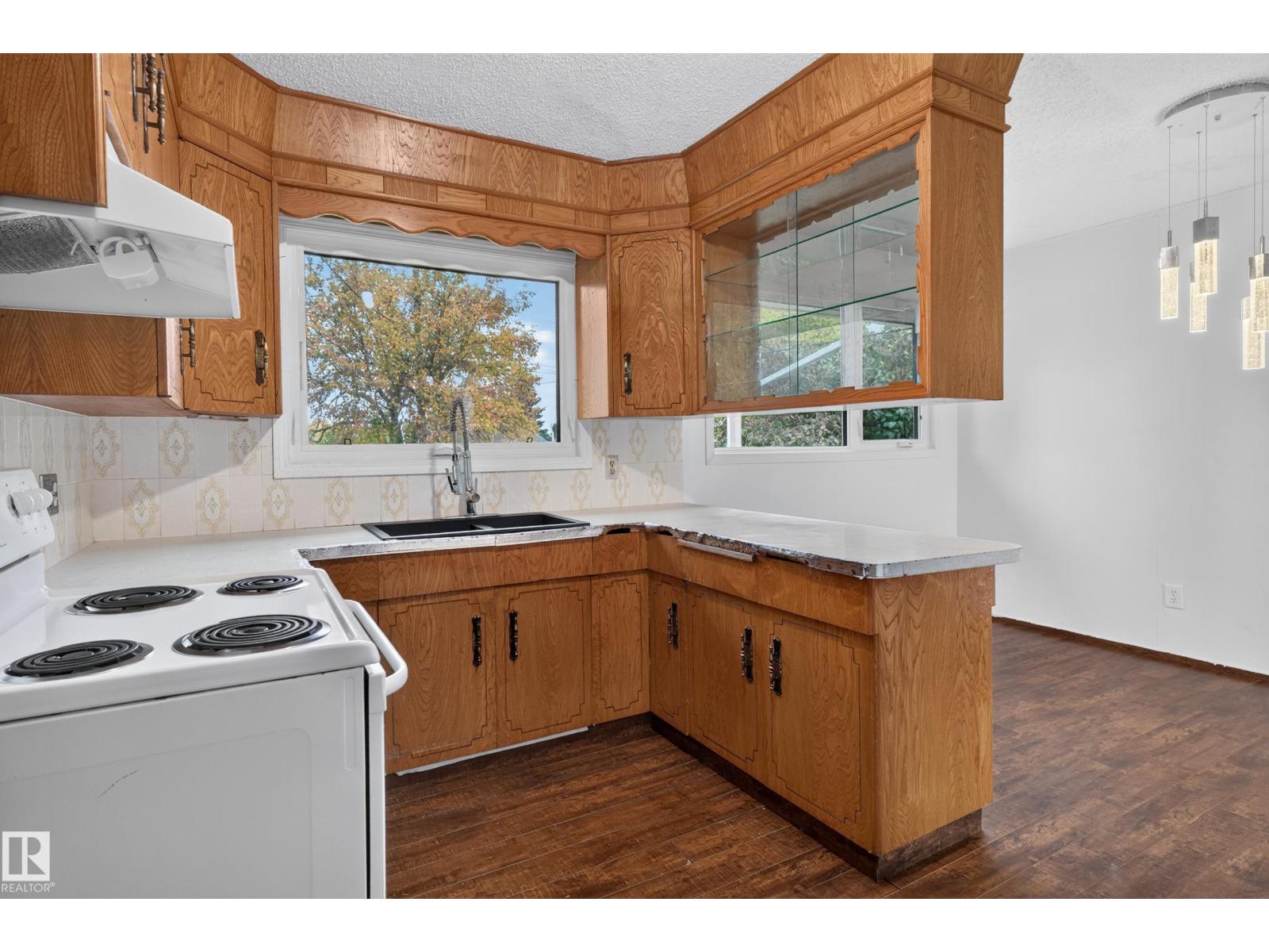 5504 105 Av Nw Property Photo 26