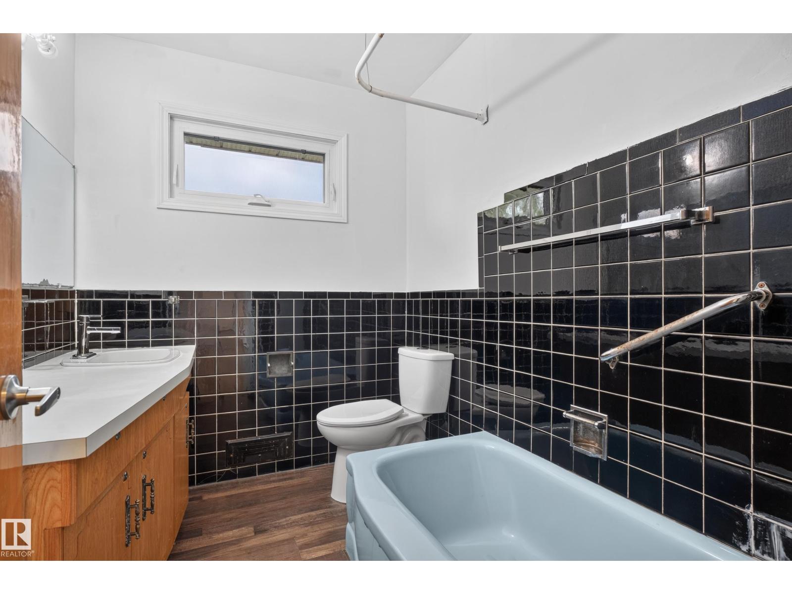5504 105 Av Nw Property Photo 28