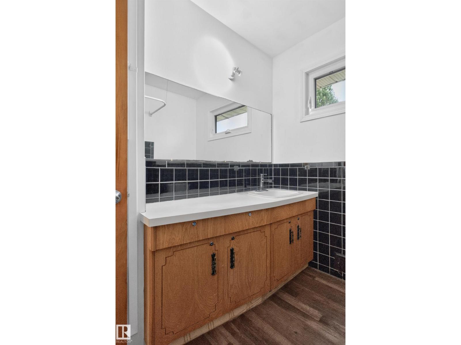 5504 105 Av Nw Property Photo 29