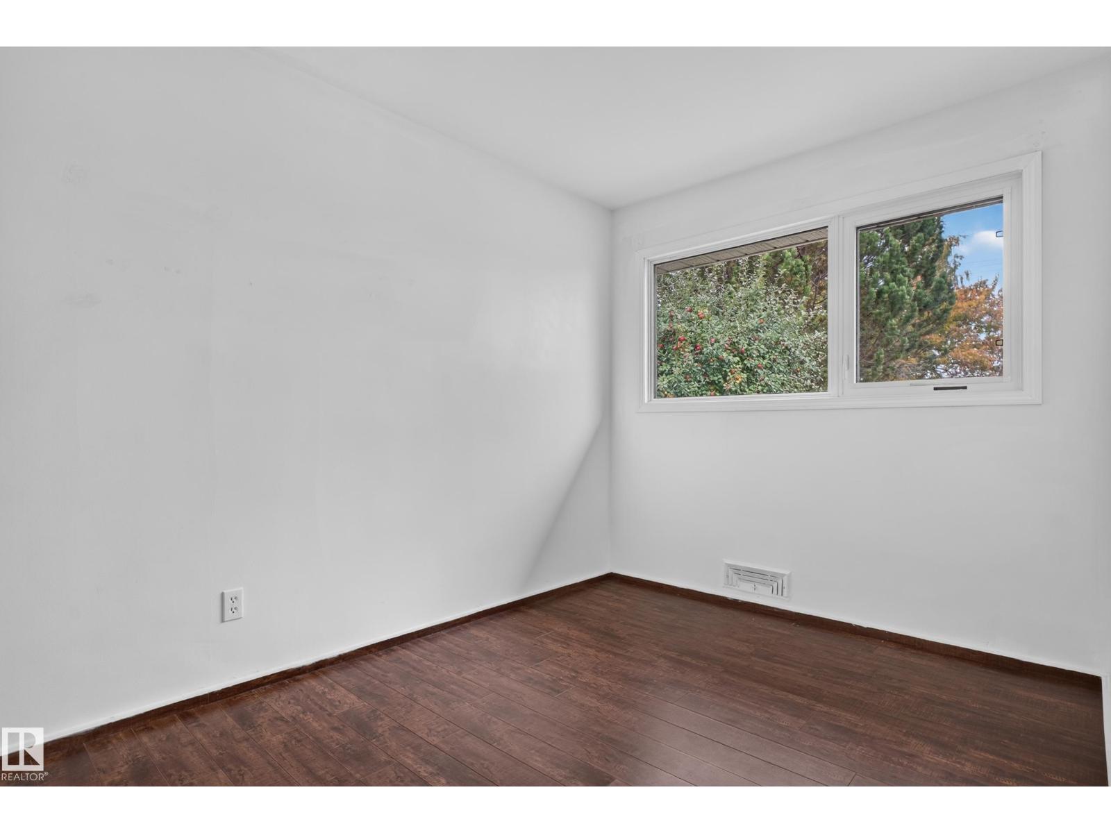 5504 105 Av Nw Property Photo 31