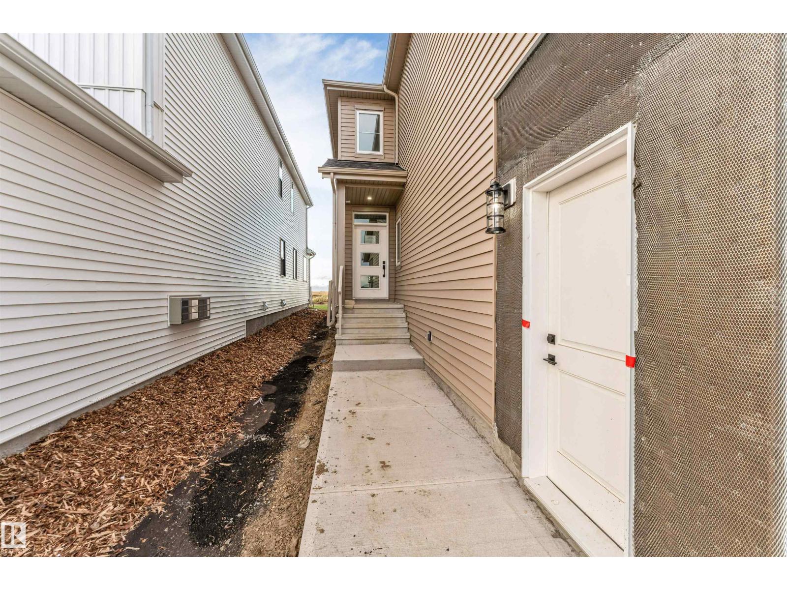 206 Falcon Cr Property Photo 3