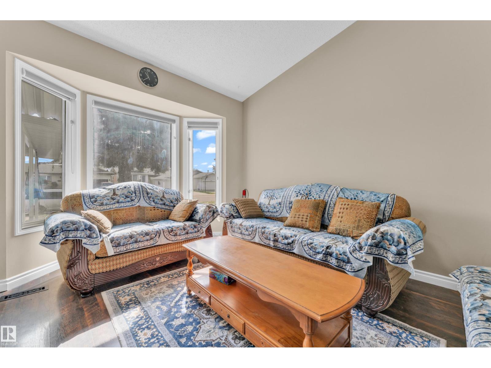 2416 35 St Nw Property Photo 4